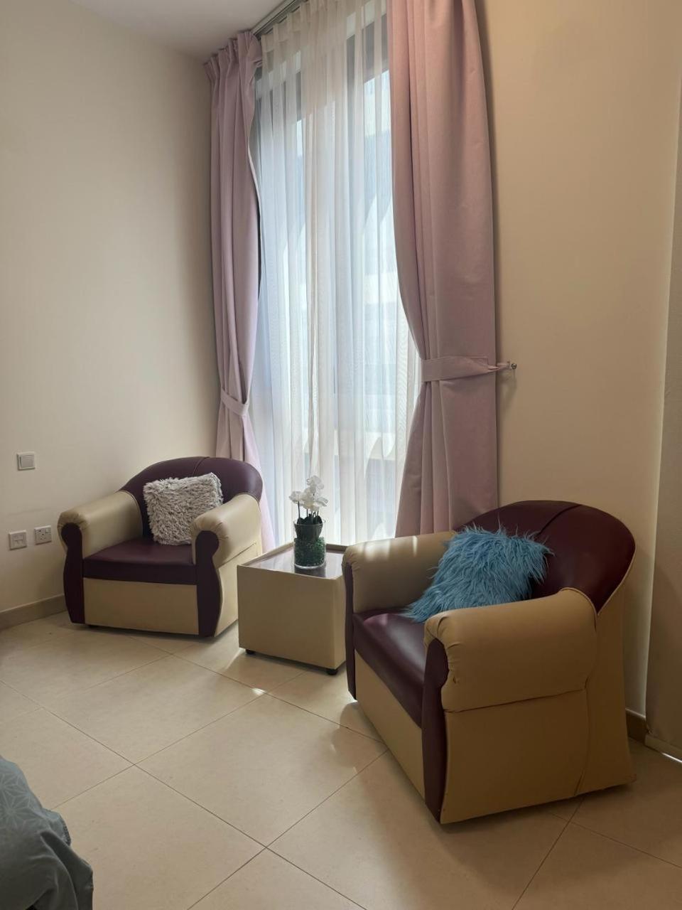 315 Furnished One Bedroom With Balcony Available For Short Term *